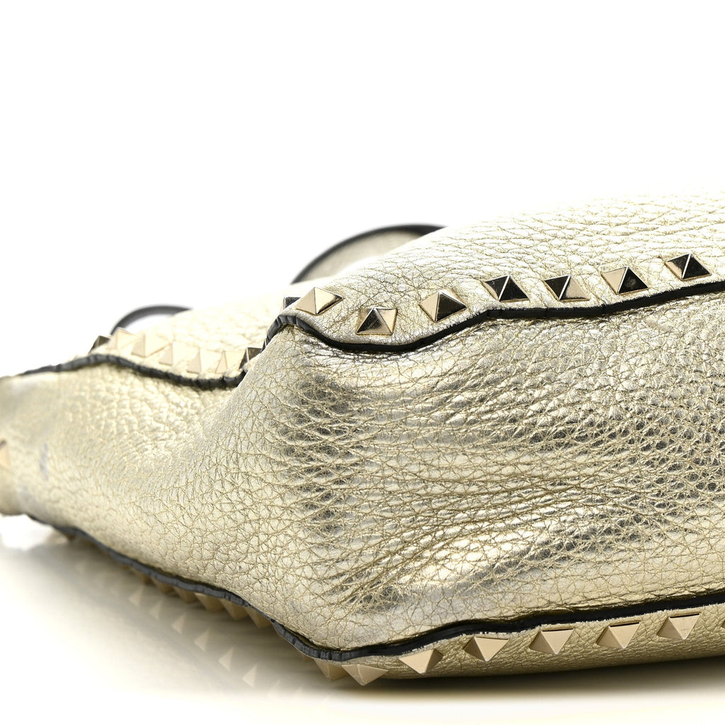 Metallic Pebbled Calfskin Small Rockstud Flip-Lock Messenger Bag Platino