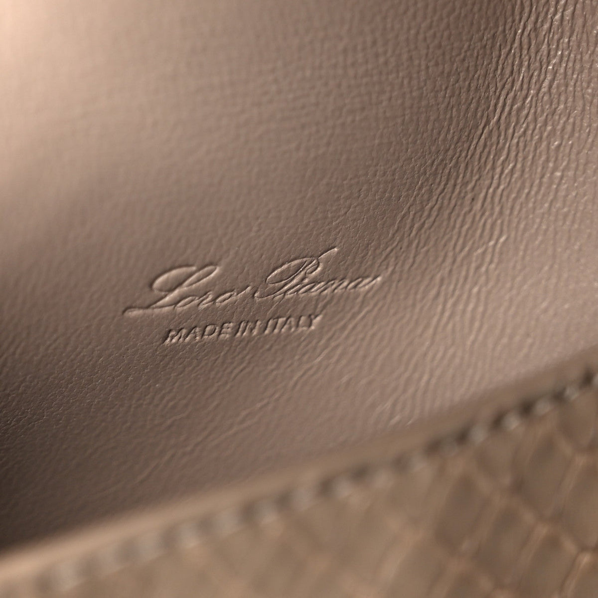 Matte Snakeskin Extra Pocket L27 Grey