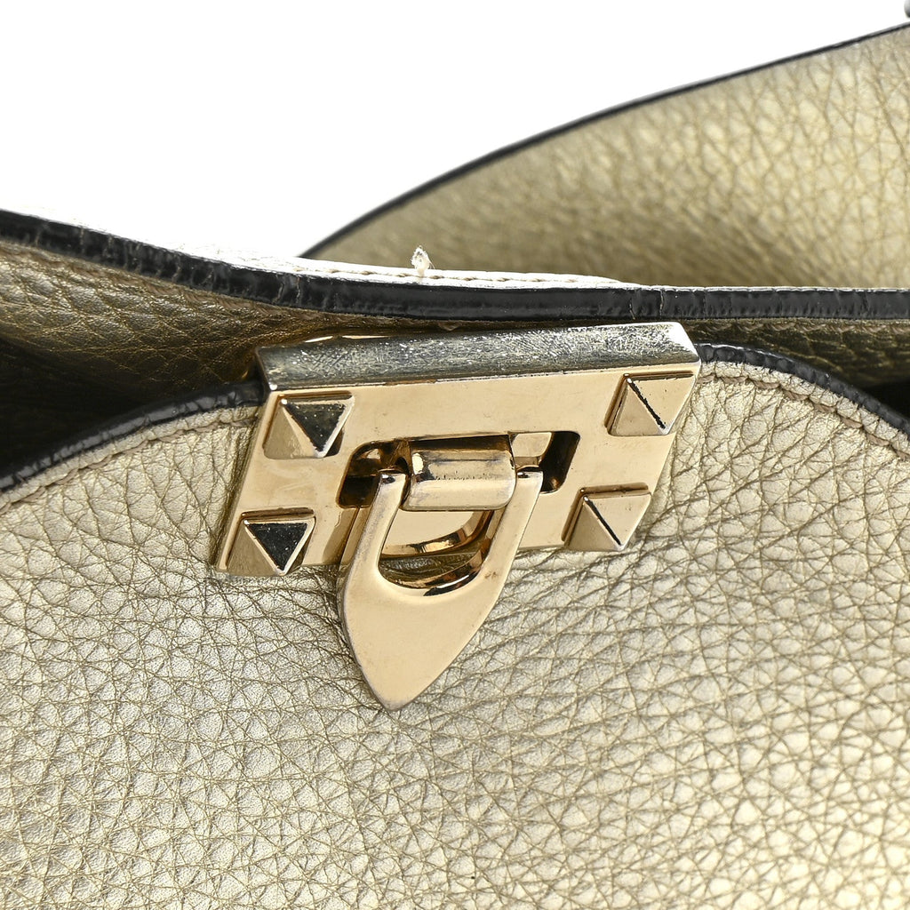 Metallic Pebbled Calfskin Small Rockstud Flip-Lock Messenger Bag Platino